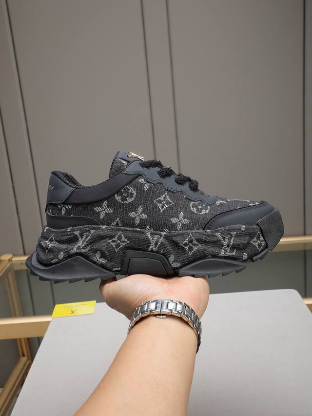 Lv款式新颖时尚，鞋面采用进口牛皮+ Lv专用材料！超潮设计！让人眼前一亮！皮质柔软细腻光泽透亮，彰显极致纯手工工艺，网里上脚柔软舒适透气！Size：39-44