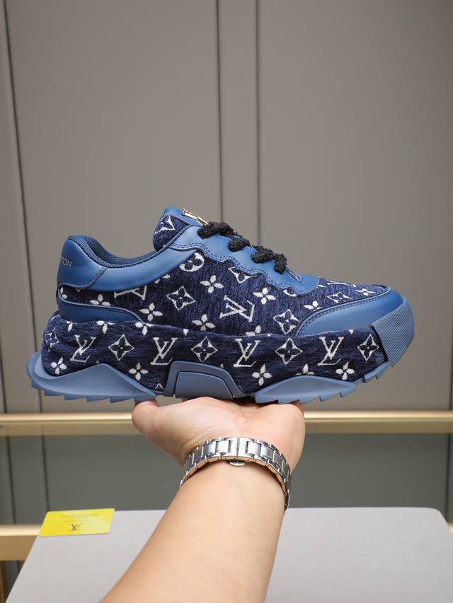 Lv款式新颖时尚，鞋面采用进口牛皮+ Lv专用材料！超潮设计！让人眼前一亮！皮质柔软细腻光泽透亮，彰显极致纯手工工艺，网里上脚柔软舒适透气！Size：39-44