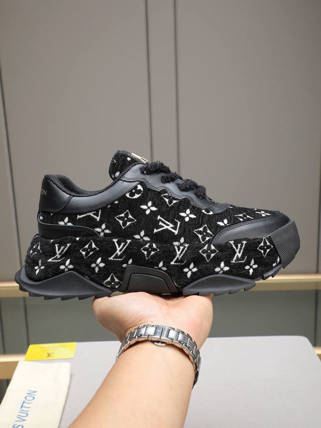 Lv款式新颖时尚，鞋面采用进口牛皮+ Lv专用材料！超潮设计！让人眼前一亮！皮质柔软细腻光泽透亮，彰显极致纯手工工艺，网里上脚柔软舒适透气！Size：39-44