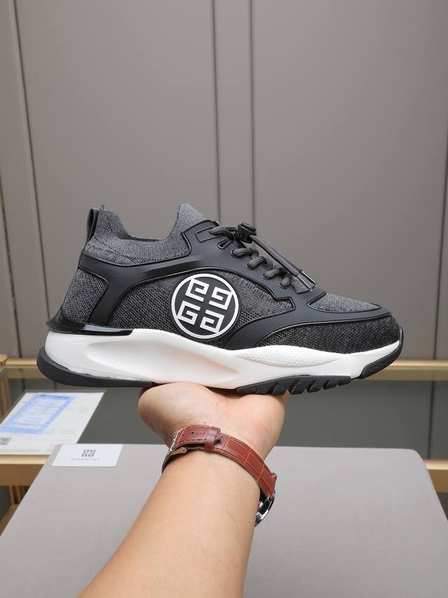 Givench*.纪梵希男士厚底休闲鞋，采用进口高弹力飞织滴胶打造，拼色设计，侧边品牌Logo装饰，立体复合式拼接缝合！舒适度高！Size：38-44 45定做