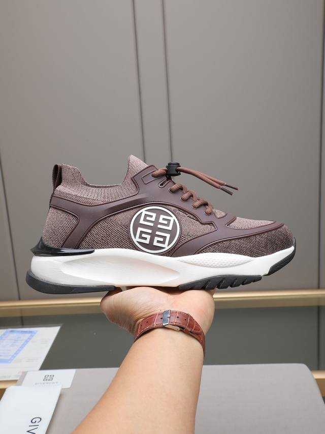 Givench*.纪梵希男士厚底休闲鞋，采用进口高弹力飞织滴胶打造，拼色设计，侧边品牌Logo装饰，立体复合式拼接缝合！舒适度高！Size：38-44 45定做