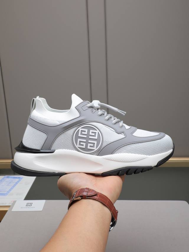 Givench*.纪梵希男士厚底休闲鞋，采用进口高弹力飞织滴胶打造，拼色设计，侧边品牌Logo装饰，立体复合式拼接缝合！舒适度高！Size：38-44 45定做