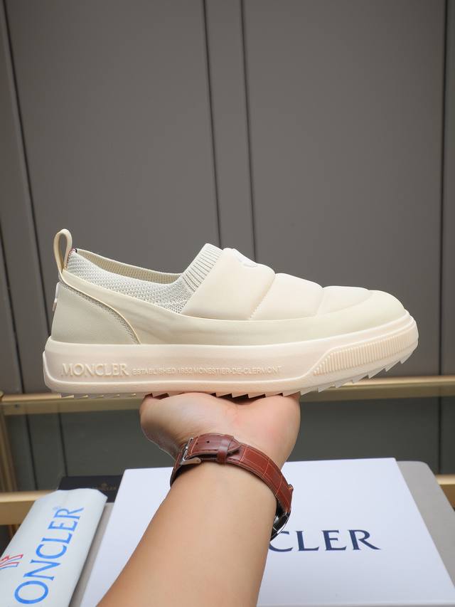 Moncler 盟可睐 蒙口 -高端品质 原单 休闲运动鞋 -鞋面；粒面纹小牛皮、品牌帆布布匹车缝线、鞋口弹力飞织 针织 布匹、鞋舌.后跟.车缝品牌塑胶标识 -