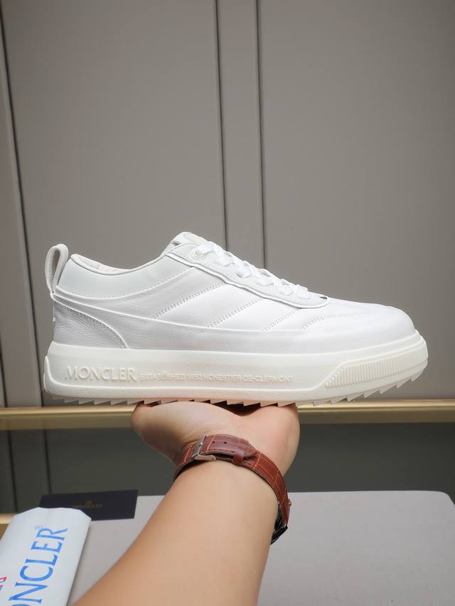 Moncler蒙口男士户外系带运动鞋，具有舒适防滑性能，专为户外跑步或都市漫步而设。兼备创新、功能性与图形细节于一体，从高山氛围汲取灵感，诠释潮流时尚。进口头层