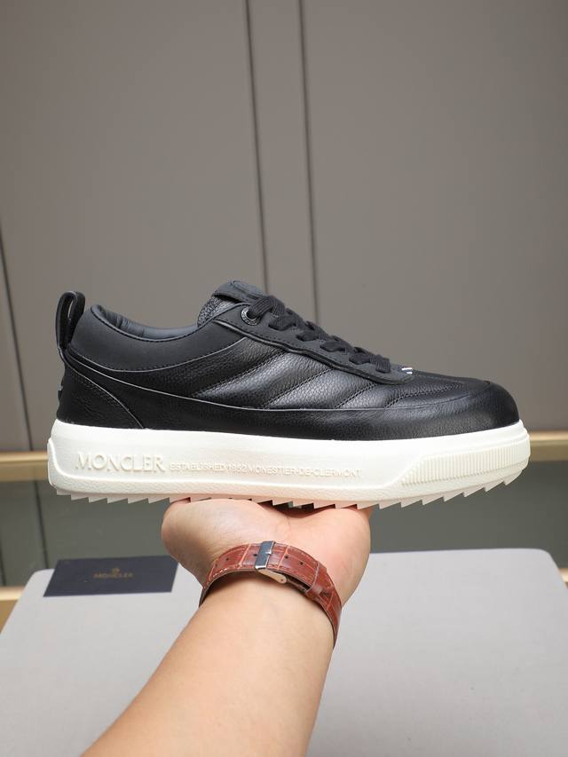 Moncler蒙口男士户外系带运动鞋，具有舒适防滑性能，专为户外跑步或都市漫步而设。兼备创新、功能性与图形细节于一体，从高山氛围汲取灵感，诠释潮流时尚。进口头层