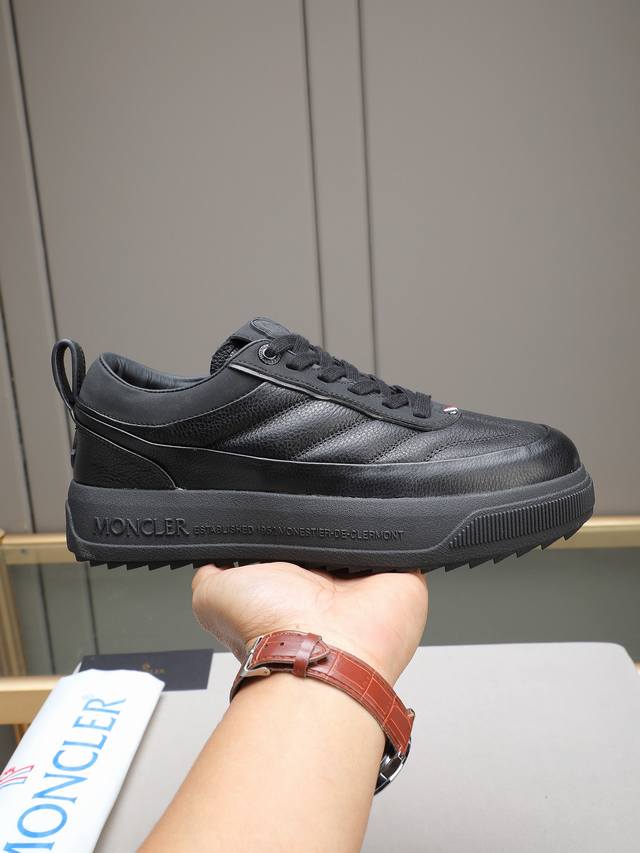 Moncler蒙口男士户外系带运动鞋，具有舒适防滑性能，专为户外跑步或都市漫步而设。兼备创新、功能性与图形细节于一体，从高山氛围汲取灵感，诠释潮流时尚。进口头层