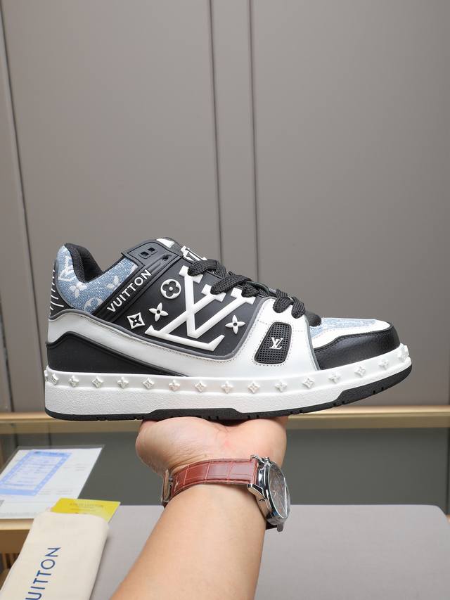 Lv款式新颖时尚，鞋面采用进口牛皮，超潮设计！让人眼前一亮！皮质柔软细腻光泽透亮，彰显极致纯手工工艺，鞋舌Lv标识，网里上脚柔软舒适透气！Size：38-44