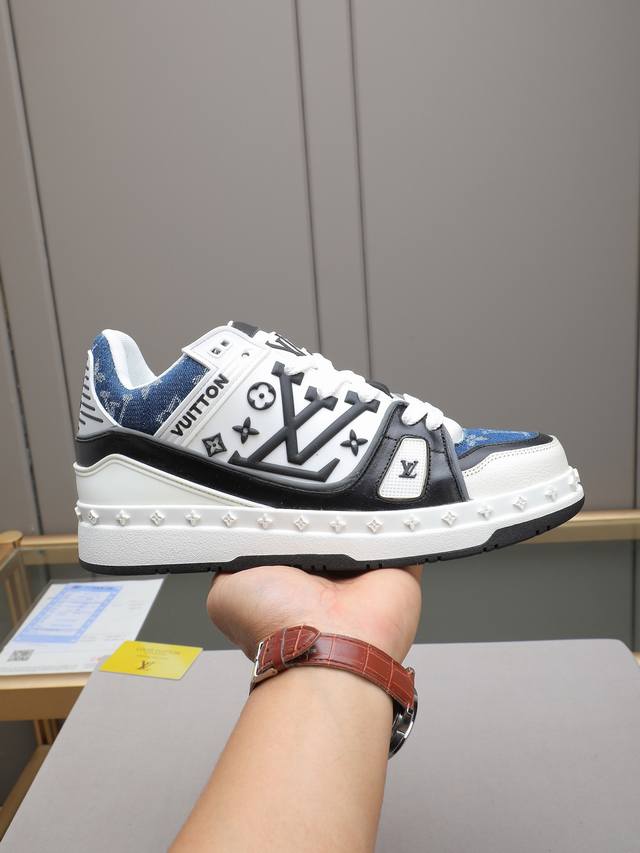 Lv款式新颖时尚，鞋面采用进口牛皮，超潮设计！让人眼前一亮！皮质柔软细腻光泽透亮，彰显极致纯手工工艺，鞋舌Lv标识，网里上脚柔软舒适透气！Size：38-44