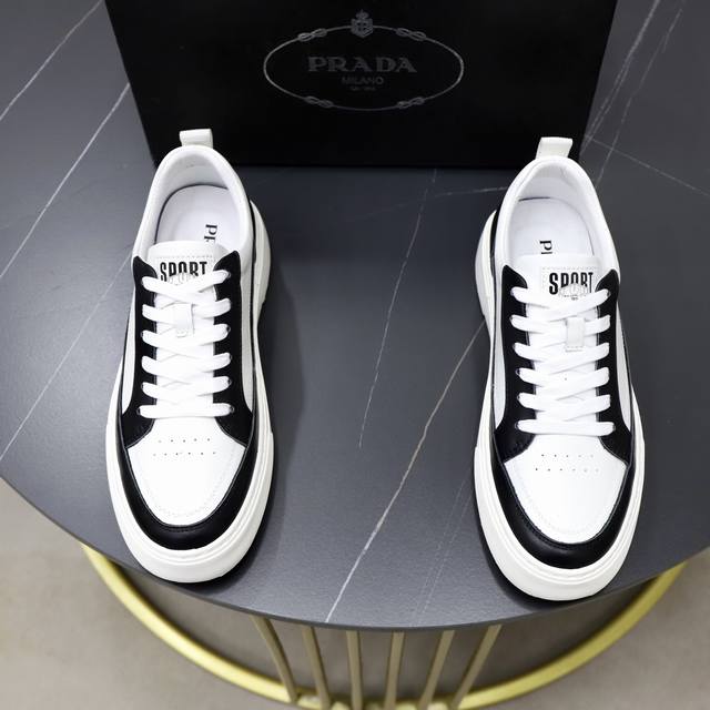 出厂价pp： 品牌：普拉达prada 标准码：38–44 45可订做 等级：官网同款 材料：原版牛皮面料 舒适猪皮内里 轻便耐磨大底 款式类别：男士时尚休闲鞋靴