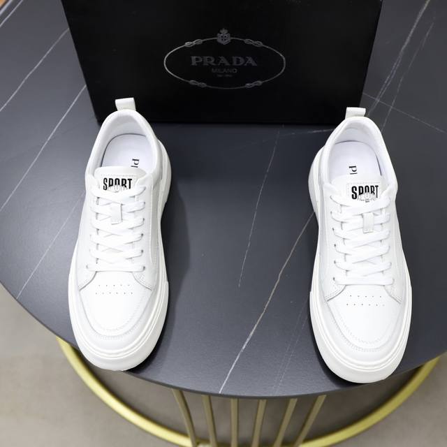 出厂价pp： 品牌：普拉达prada 标准码：38–44 45可订做 等级：官网同款 材料：原版牛皮面料 舒适猪皮内里 轻便耐磨大底 款式类别：男士时尚休闲鞋靴