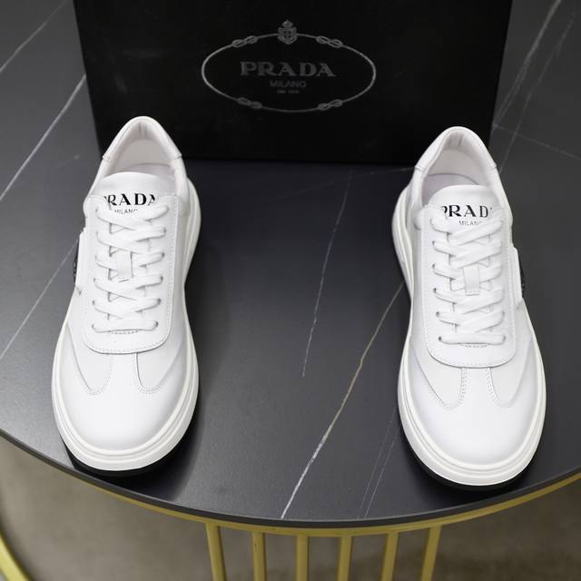 出厂价pp： 品牌：普拉达prada 标准码：38–44 45可订做 等级：官网同款 材料：原版牛皮面料 舒适猪皮内里 轻便耐磨大底 款式类别：男士时尚休闲鞋靴