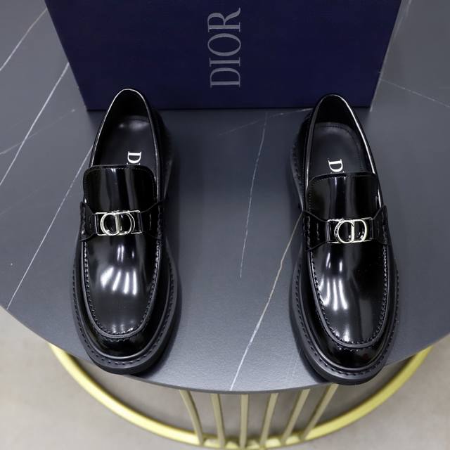 出厂价pp： 顶级原单 品牌：迪奥Dior 标准码：男码39-44 38 45 可以定做 等级：官网同款 原单品质 材料：原版牛皮 水染牛皮内里 原版尊贵大底