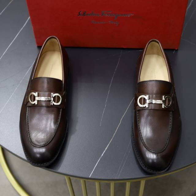 出厂价pp： 品牌：菲拉格慕 标准码：男码39-44 45可以定做 等级：官网同款 原单品质 材料：原版牛皮面 舒适牛皮内里 原版大底 款式类别：男士时尚休闲皮