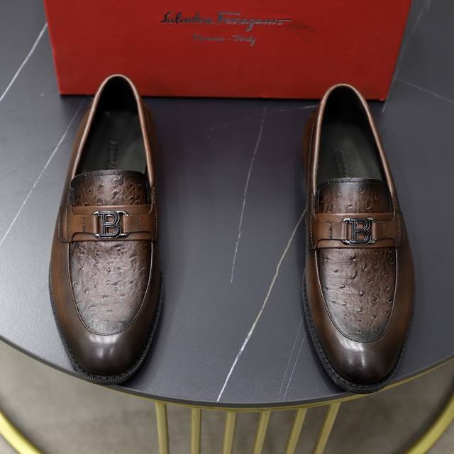 出厂价pp： 品牌：菲拉格慕 标准码：男码39-44 45可以定做 等级：官网同款 原单品质 材料：原版牛皮面 舒适牛皮内里 原版大底 款式类别：男士时尚休闲皮