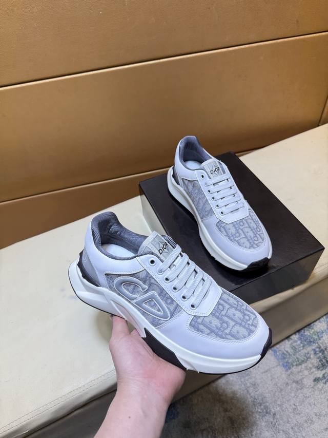 迪奥*Diao 原单品质.～ 独特现代风运动鞋。休闲鞋潮男必备款 意大利进口原版品牌，进口原版皮，羊里 拒绝脱色磨脚 鞋底：原厂特供原版底，法国懒人风格设计 贴