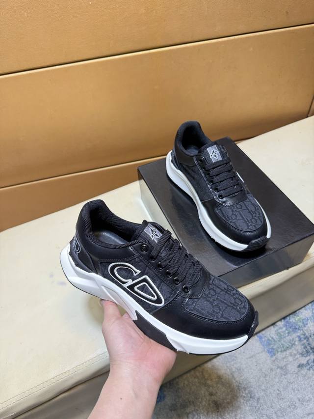 迪奥*Diao 原单品质.～ 独特现代风运动鞋。休闲鞋潮男必备款 意大利进口原版品牌，进口原版皮，羊里 拒绝脱色磨脚 鞋底：原厂特供原版底，法国懒人风格设计 贴