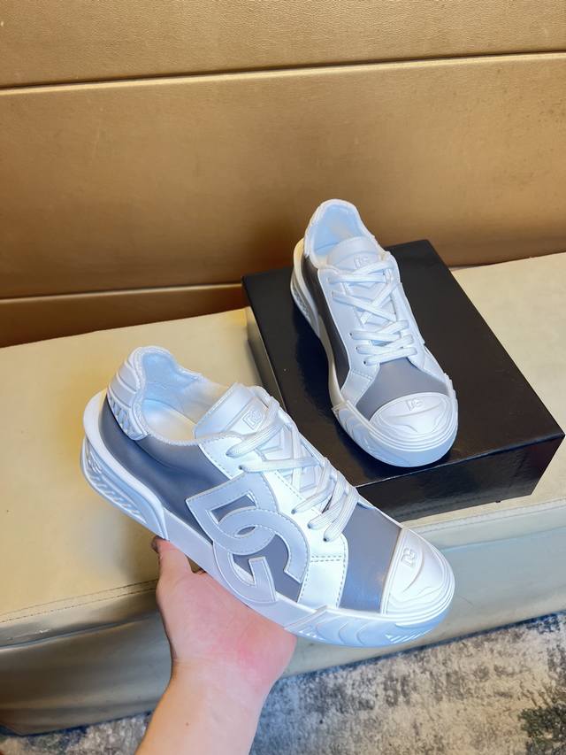 独家首发 杜嘉班纳 独特现代风运动鞋。专柜代购休闲 意大利进口原版皮， 猪里 拒绝脱色磨脚 鞋底：原厂特供原版底，超酷 系带走路都带风风格设计 原单品质全真皮制