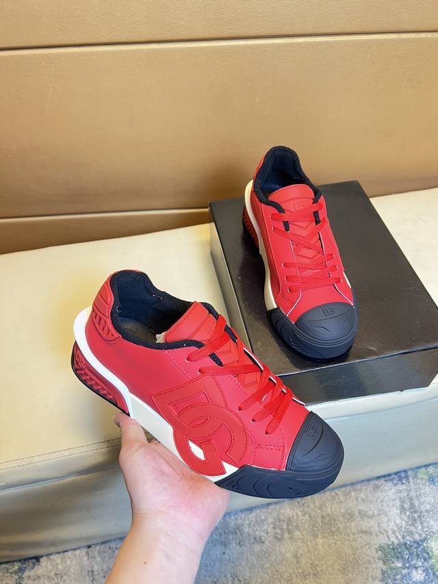 独家首发 杜嘉班纳 独特现代风运动鞋。专柜代购休闲 意大利进口原版皮， 猪里 拒绝脱色磨脚 鞋底：原厂特供原版底，超酷 系带走路都带风风格设计 原单品质全真皮制