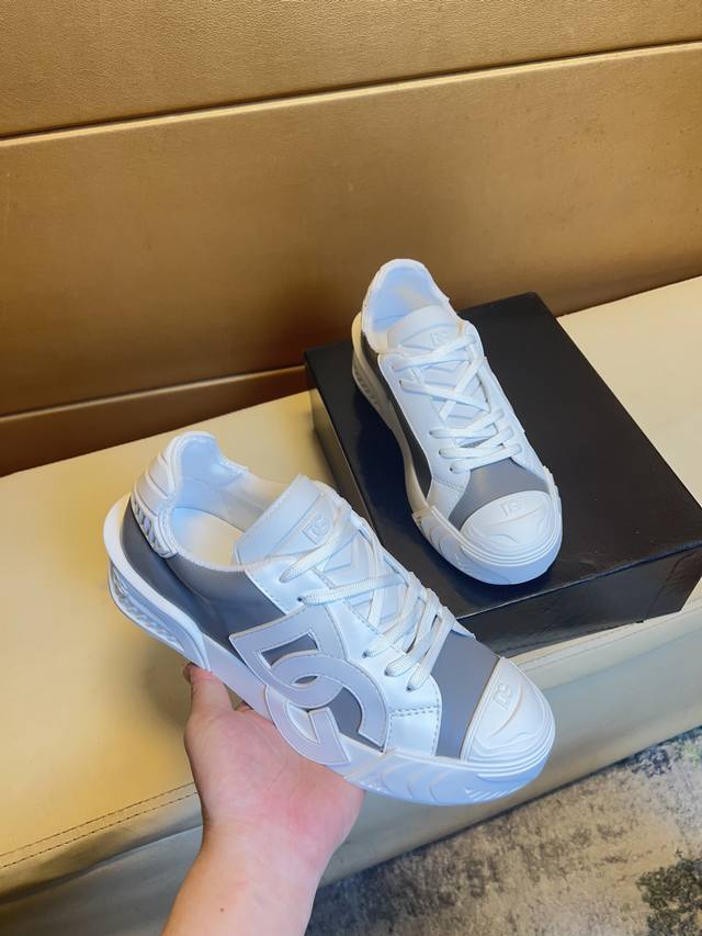 Dg 杜嘉班纳顶级代购男士2025Hk专柜同步发售。鞋底：原厂特供原版底，独家活动底超级舒适，原厂跟单货，高品质多色拼接设计做工精致细腻，独一无二， 丝绸面料，