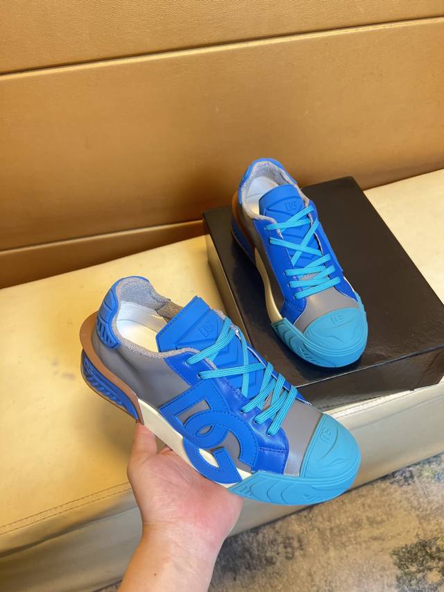 Dg 杜嘉班纳顶级代购男士2025Hk专柜同步发售。鞋底：原厂特供原版底，独家活动底超级舒适，原厂跟单货，高品质多色拼接设计做工精致细腻，独一无二， 丝绸面料，