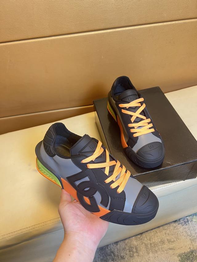 Dg 杜嘉班纳顶级代购男士2025Hk专柜同步发售。鞋底：原厂特供原版底，独家活动底超级舒适，原厂跟单货，高品质多色拼接设计做工精致细腻，独一无二， 丝绸面料，