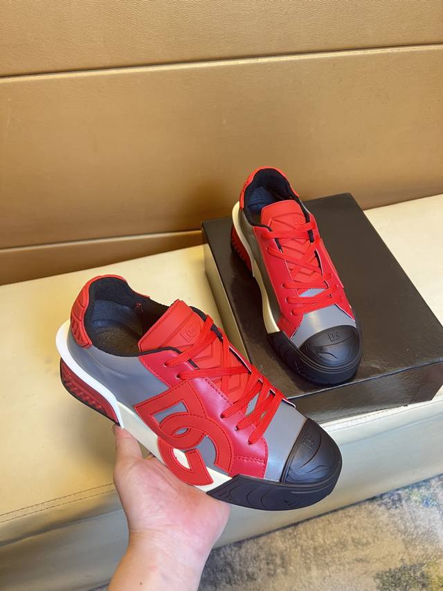 Dg 杜嘉班纳顶级代购男士2025Hk专柜同步发售。鞋底：原厂特供原版底，独家活动底超级舒适，原厂跟单货，高品质多色拼接设计做工精致细腻，独一无二， 丝绸面料，