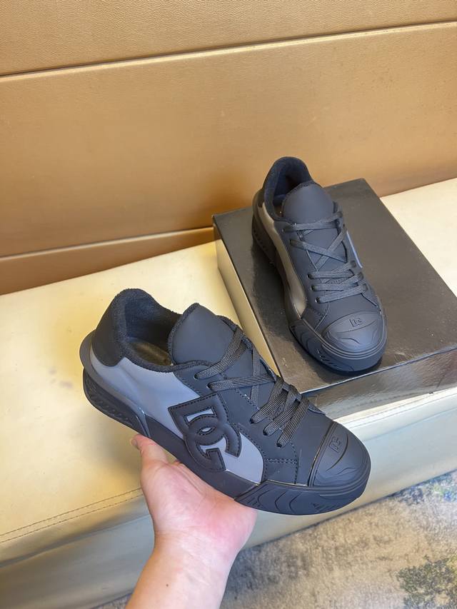 Dg 杜嘉班纳顶级代购男士2025Hk专柜同步发售。鞋底：原厂特供原版底，独家活动底超级舒适，原厂跟单货，高品质多色拼接设计做工精致细腻，独一无二， 丝绸面料，