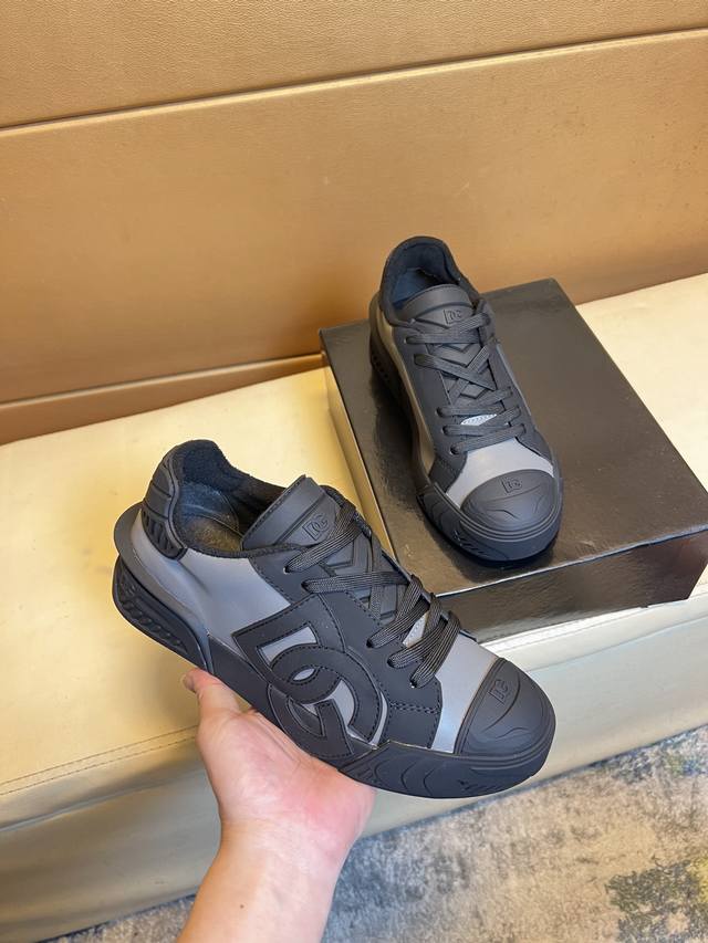 杜嘉班纳 顶级代购男士2025Hk专柜同步发售。鞋底：原厂特供原版底，独家活动底超级舒适，原厂跟单货，高品质多色拼接设计做工精致细腻，独一无二， 丝绸面料，牛皮