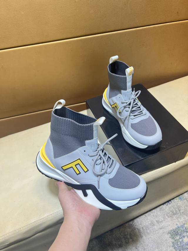 官网同步，独家首发 芬迪 独特现代风运动鞋。专柜代购休闲鞋 意大利进口原版透气飞织网面 拒绝脱色磨脚 鞋底：原厂特供原版底，超酷 法国懒人风格设计 原单品质 超