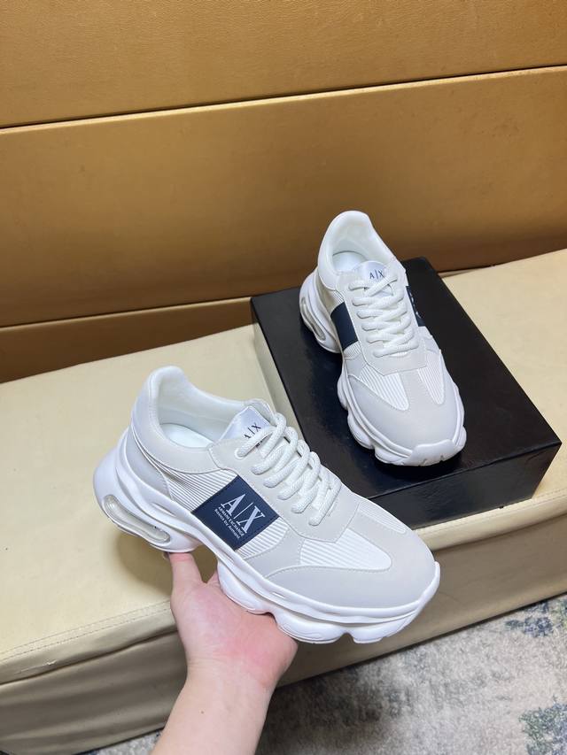 Armani 阿玛尼 爆款 世界著名奢侈品牌，高端系列休闲男鞋，以经典的设计成为永不落幕的时尚宠儿，经典的休闲造型。采用丝条纹牛皮舒适的猪皮内里，大底 橡胶耐磨