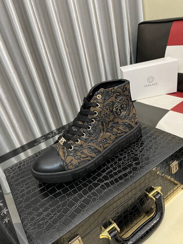 出厂价pp： 范思哲 男士高帮新款最新爆款休闲鞋，顶端品牌 奢侈 鞋面選用进口品牌印花面料+牛皮，透气内里+猪皮垫脚 精细做工。个性时尚耐磨大底，上脚轻巧舒适，