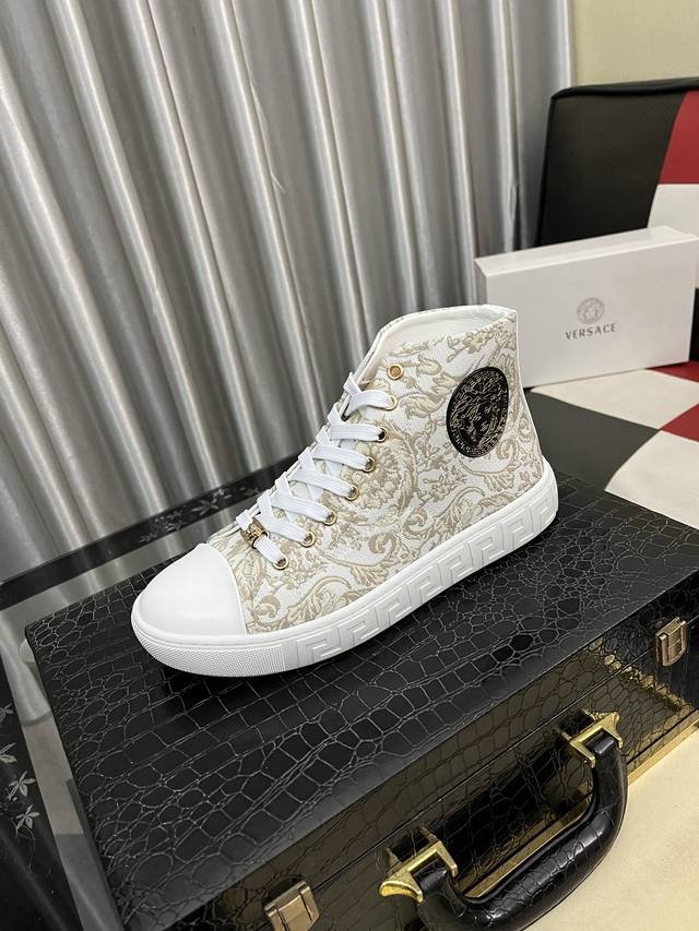 出厂价pp： 范思哲 男士高帮新款最新爆款休闲鞋，顶端品牌 奢侈 鞋面選用进口品牌印花面料+牛皮，透气内里+猪皮垫脚 精细做工。个性时尚耐磨大底，上脚轻巧舒适，