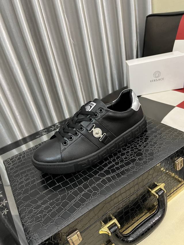 出厂价pp： 范思哲 男士高帮新款最新爆款休闲鞋，顶端品牌 奢侈 鞋面選用进口品牌印花面料+牛皮，透气内里+猪皮垫脚 精细做工。个性时尚耐磨大底，上脚轻巧舒适，