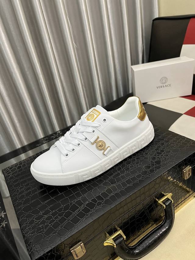 出厂价pp： 范思哲 男士高帮新款最新爆款休闲鞋，顶端品牌 奢侈 鞋面選用进口品牌印花面料+牛皮，透气内里+猪皮垫脚 精细做工。个性时尚耐磨大底，上脚轻巧舒适，