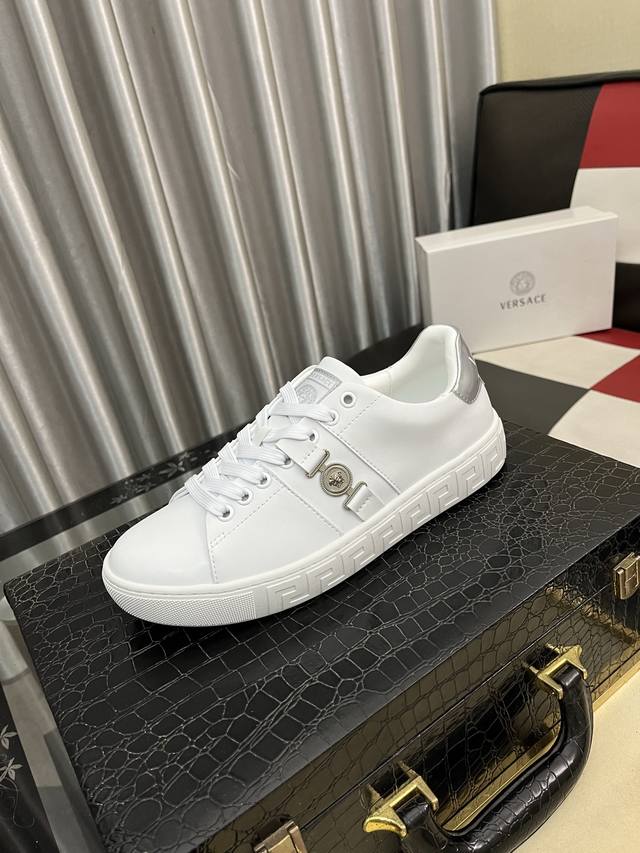 出厂价pp： 范思哲 男士高帮新款最新爆款休闲鞋，顶端品牌 奢侈 鞋面選用进口品牌印花面料+牛皮，透气内里+猪皮垫脚 精细做工。个性时尚耐磨大底，上脚轻巧舒适，