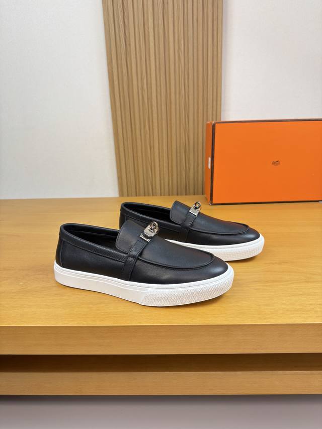 Hermes 爱马仕 -高端品质 原单 休闲运动板鞋 -鞋面：纳帕小牛皮、手掌纹小牛皮、鞋丹外合车缝线工艺、品牌金属扣件装饰 -内里：水染牛皮 -大底：超轻原版