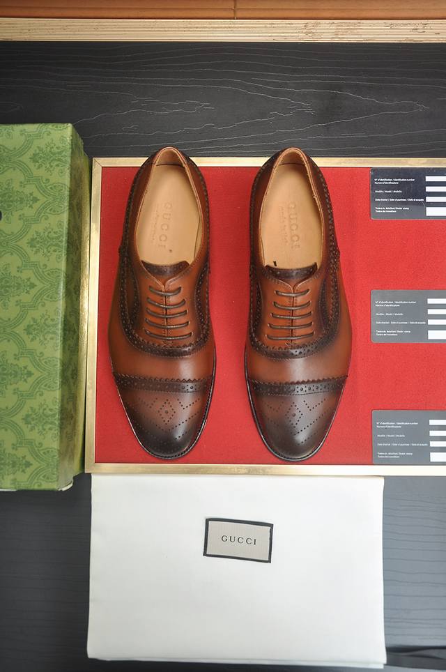 出厂价p 品牌：Gucci 古奇 标准码：男码39 44 45 46可以定做 等级：官网同款 原单品质 材料：原版牛皮 水染牛皮内里 原版橡胶大底 款式类别：男