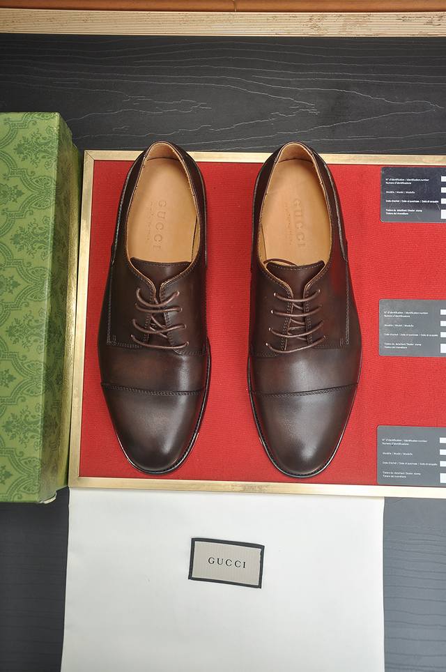 出厂价p 品牌：Gucci 古奇 标准码：男码39 44 45 46可以定做 等级：官网同款 原单品质 材料：原版牛皮 水染牛皮内里 原版橡胶大底 款式类别：男