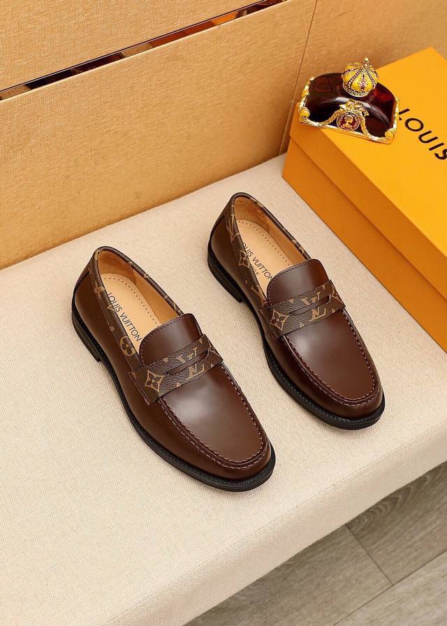 商品商标：Louis Vuitton 路易威登 休闲皮鞋 正码码数: 38-44 45订制 商品材料：精选 进口头层开边珠牛皮鞋面+奢华五金扣，进口头层牛皮内里