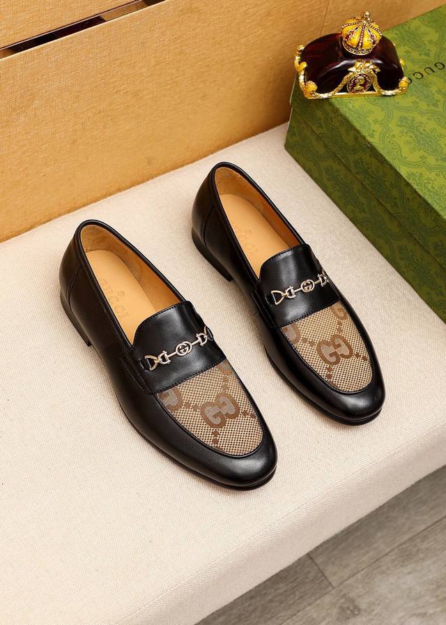 商品商标：Gucci 古驰 休闲皮鞋 正码码数: 38-44 45订制 商品材料：精选 进口头层小牛皮鞋面+经典五金扣，进口水染牛皮内里。强烈立体视觉效果，原版