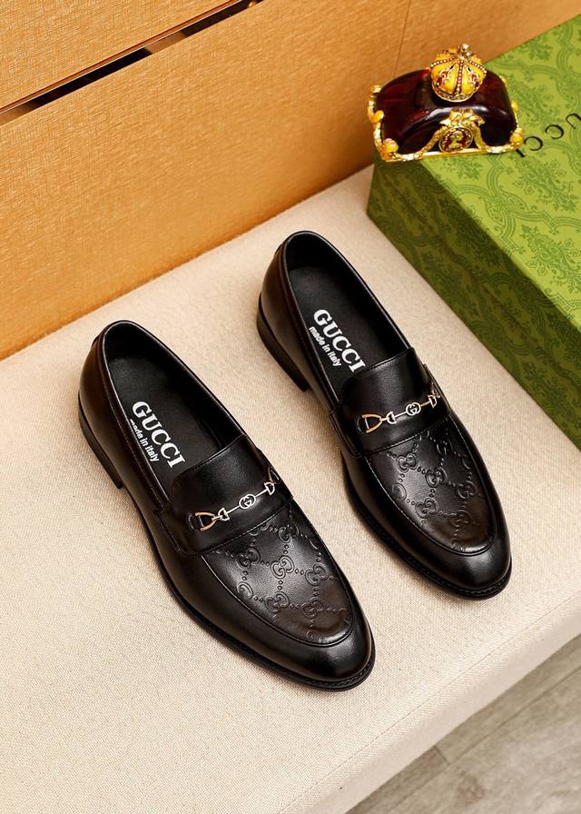 商品商标：Gucci 古驰 休闲皮鞋 正码码数: 39-44 38.45.46订制 商品材料：精选 进口头层小牛皮压花鞋面+奢华五金扣，进口羊皮内里。强烈立体视