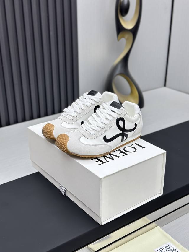 实价￥ 罗意威 Loew* 全新Flow Runner2.0系列新款走秀运动鞋 全新配色复古系列跑鞋 之前被他家种草的宝宝.这次的款式千万不要错过.轻便舒适的全