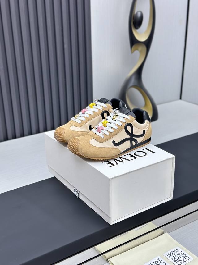 工厂p价p￥ 罗意威 Loew* 全新Flow Runner2.0系列新款走秀运动鞋 全新配色复古系列跑鞋 之前被他家种草的宝宝.这次的款式千万不要错过.轻便舒