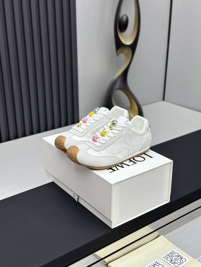 工厂p价p￥ 罗意威 Loew* 全新Flow Runner2.0系列新款走秀运动鞋 全新配色复古系列跑鞋 之前被他家种草的宝宝.这次的款式千万不要错过.轻便舒