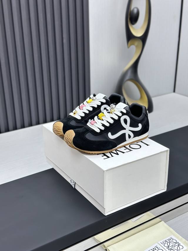 工厂p价p￥ 罗意威 Loew* 全新Flow Runner2.0系列新款走秀运动鞋 全新配色复古系列跑鞋 之前被他家种草的宝宝.这次的款式千万不要错过.轻便舒