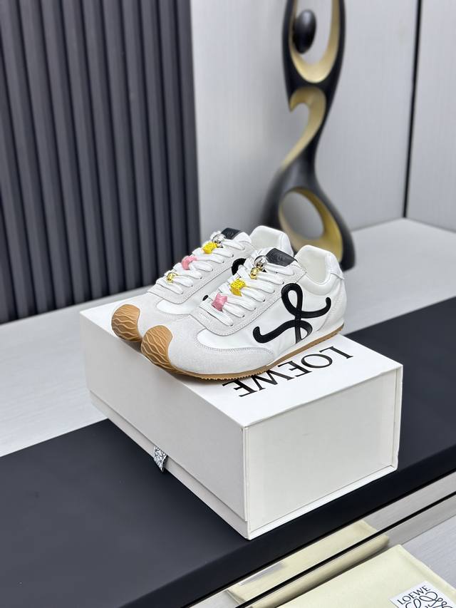 工厂p价p￥ 罗意威 Loew* 全新Flow Runner2.0系列新款走秀运动鞋 全新配色复古系列跑鞋 之前被他家种草的宝宝.这次的款式千万不要错过.轻便舒