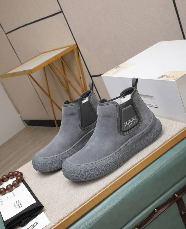 出厂价p Iuggi 新款复古老花男鞋 休闲百搭 高级感满满 时尚轻奢个性款 联名款 复古老花因素 帅气范儿十足 头层绒面牛皮 内里羊毛 鞋底橡胶大底 轻便又防