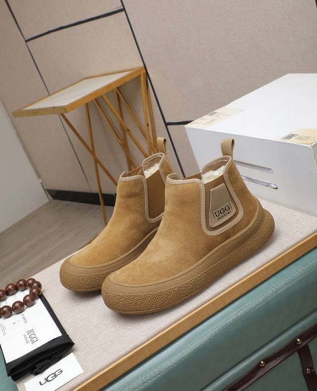 出厂价p Iuggi 新款复古老花男鞋 休闲百搭 高级感满满 时尚轻奢个性款 联名款 复古老花因素 帅气范儿十足 头层绒面牛皮 内里羊毛 鞋底橡胶大底 轻便又防