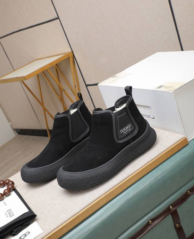 出厂价p Iuggi 新款复古老花男鞋 休闲百搭 高级感满满 时尚轻奢个性款 联名款 复古老花因素 帅气范儿十足 头层绒面牛皮 内里羊毛 鞋底橡胶大底 轻便又防