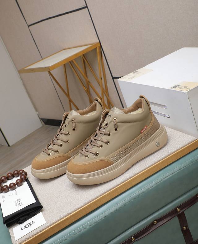 出厂价p Iuggi 新款复古老花男鞋 休闲百搭 高级感满满 时尚轻奢个性款 联名款 复古老花因素 帅气范儿十足 头层绒面牛皮 内里羊毛 鞋底橡胶大底 轻便又防